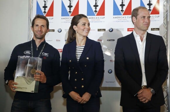 Kate Middleton remet une médaille à Ben Ainslie lors de sa visite à Portsmouth avec le prince William, le 26 juillet 2015.