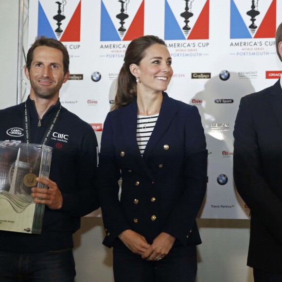 Kate Middleton remet une médaille à Ben Ainslie lors de sa visite à Portsmouth avec le prince William, le 26 juillet 2015.