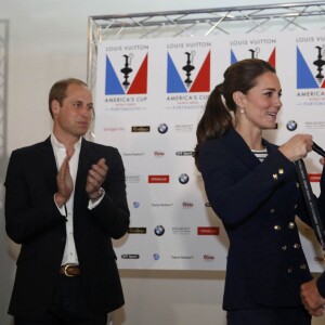 Kate Middleton remet une médaille à Ben Ainslie lors de sa visite à Portsmouth avec le prince William, le 26 juillet 2015.