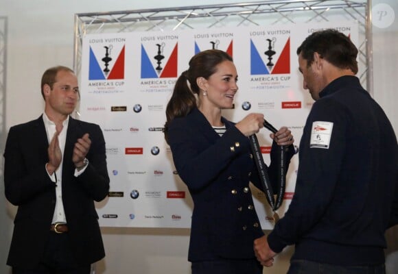 Kate Middleton remet une médaille à Ben Ainslie lors de sa visite à Portsmouth avec le prince William, le 26 juillet 2015.