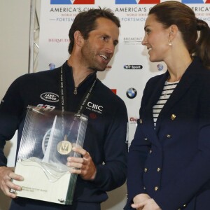 Kate Middleton remet une médaille à Ben Ainslie lors de sa visite à Portsmouth avec le prince William, le 26 juillet 2015.