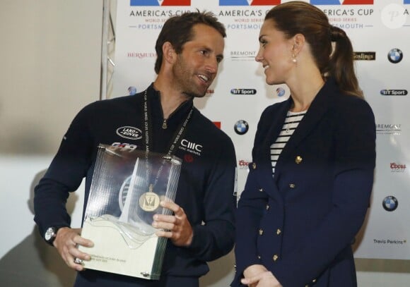 Kate Middleton remet une médaille à Ben Ainslie lors de sa visite à Portsmouth avec le prince William, le 26 juillet 2015.