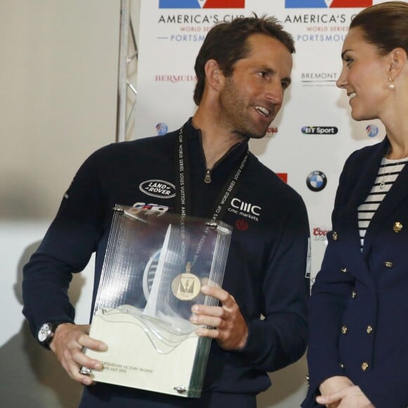 Kate Middleton remet une médaille à Ben Ainslie lors de sa visite à Portsmouth avec le prince William, le 26 juillet 2015.