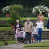 La famille royale de Danemark posait le 25 juillet 2015 dans le parc du château de Grastenpour la traditionnelle séance photo des vacances d'été : la reine Margrethe II et le prince Henrik, le prince Frederik et la princesse Mary avec Christian, Isabella, Vincent et Josephine, et la princesse Alexandra et le comte Jefferson avec Ingrid et Richard.