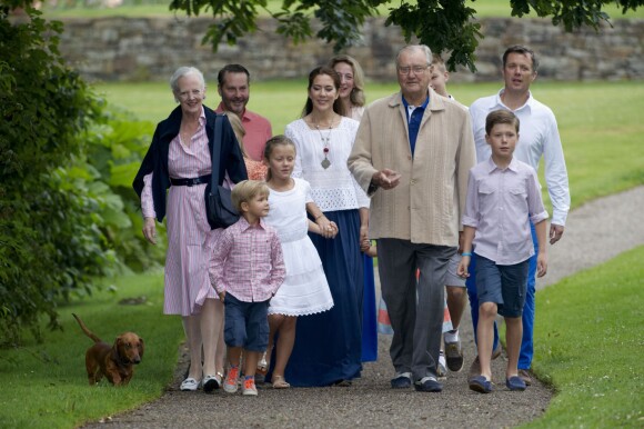 La famille royale de Danemark posait le 25 juillet 2015 dans le parc du château de Grastenpour la traditionnelle séance photo des vacances d'été : la reine Margrethe II et le prince Henrik, le prince Frederik et la princesse Mary avec Christian, Isabella, Vincent et Josephine, et la princesse Alexandra et le comte Jefferson avec Ingrid et Richard.
