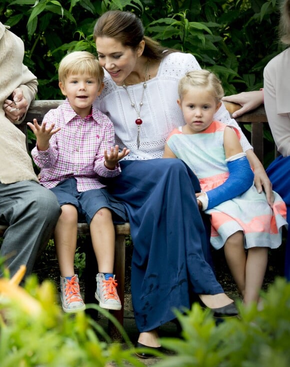 La princesse Mary avec les jumeaux Vincent et Josephine. La famille royale de Danemark a pris la pose le 25 juillet 2015 dans le parc du château de Grastenpour la traditionnelle séance photo des vacances d'été.