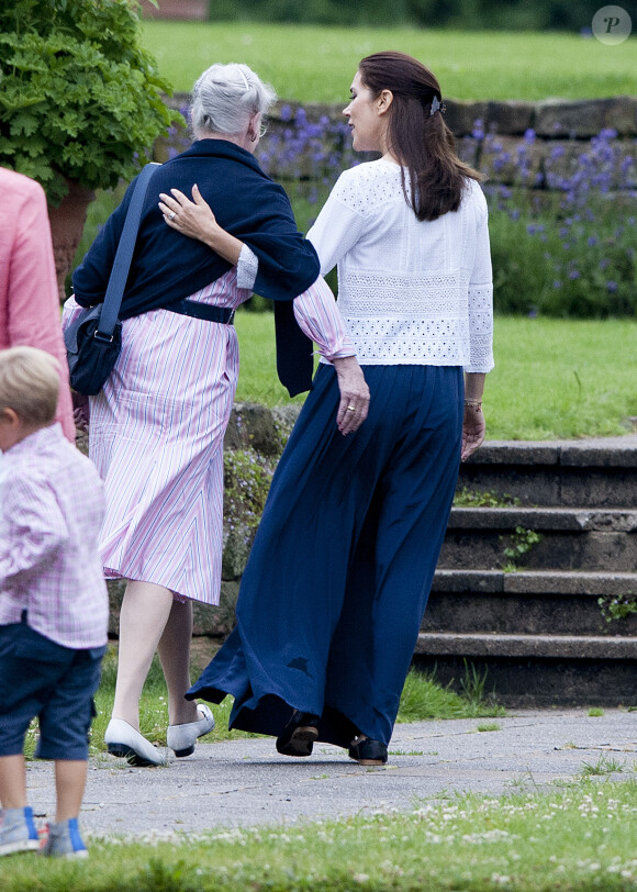 La princesse Mary et la reine Margrethe II de Danemark très proches. La famille royale de Danemark a pris la pose le 25 juillet 2015 dans le parc du château de Grastenpour la traditionnelle séance photo des vacances d'été.