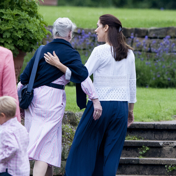 La princesse Mary et la reine Margrethe II de Danemark très proches. La famille royale de Danemark a pris la pose le 25 juillet 2015 dans le parc du château de Grastenpour la traditionnelle séance photo des vacances d'été.