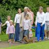 La famille royale de Danemark a pris la pose le 25 juillet 2015 dans le parc du château de Grastenpour la traditionnelle séance photo des vacances d'été : la reine Margrethe II et le prince consort Henrik, le prince Frederik et la princesse Mary avec Christian, Isabella, Vincent et Josephine, et la princesse Alexandra et le comte Jefferson avec Ingrid et Richard.