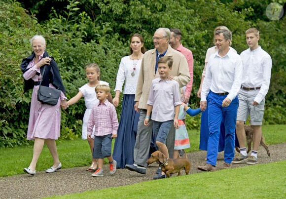 La famille royale de Danemark a pris la pose le 25 juillet 2015 dans le parc du château de Grastenpour la traditionnelle séance photo des vacances d'été : la reine Margrethe II et le prince consort Henrik, le prince Frederik et la princesse Mary avec Christian, Isabella, Vincent et Josephine, et la princesse Alexandra et le comte Jefferson avec Ingrid et Richard.