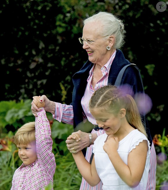 La famille royale de Danemark a pris la pose le 25 juillet 2015 dans le parc du château de Grastenpour la traditionnelle séance photo des vacances d'été.