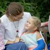 La princesse Mary et la princesse Josephine complices. La famille royale de Danemark a pris la pose le 25 juillet 2015 dans le parc du château de Grastenpour la traditionnelle séance photo des vacances d'été.