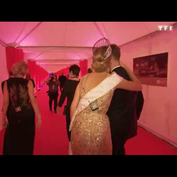 Camille Cerf lors du dîner de gala de Miss France 2015, le soir de l'élection, le 6 décembre dernier. Elle retrouve l'espace de quelques secondes son chéri Maxime. Images diffusées dans le magazine "Sept à huit" sur TF1. Le 14 décembre 2014.