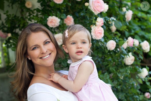 La princesse Madeleine de Suède avec sa fille la princesse Leonore à la Villa Solliden, en Suède, le 21 juillet 2015.