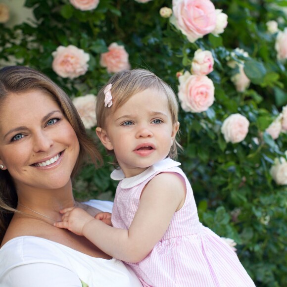 La princesse Madeleine de Suède avec sa fille la princesse Leonore à la Villa Solliden, en Suède, le 21 juillet 2015.