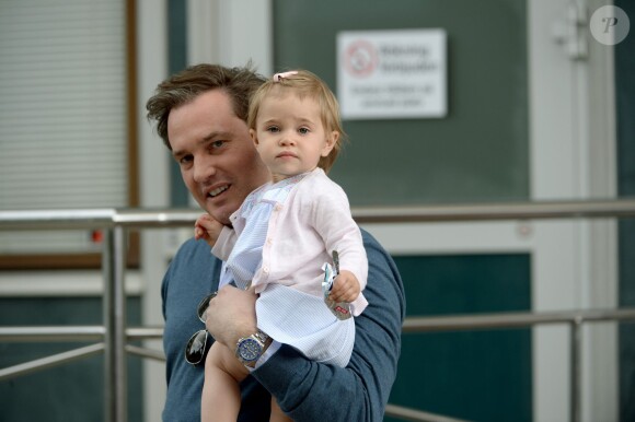 Christopher O'Neill rend visite avec sa fille la princesse Leonore à sa femme la princesse Madeleine à la maternité à Stockholm, le 16 juin 2015, après la naissance de leur deuxième enfant, le prince Nicolas.