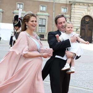 La princesse Madeleine de Suède, son mari Christopher O'Neill et leur fille la princesse Leonore au mariage du prince Carl Philip de Suède et Sofia Hellqvist à la chapelle du palais royal à Stockholm le 13 juin 2015