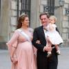 La princesse Madeleine de Suède, son mari Christopher O'Neill et leur fille la princesse Leonore au mariage du prince Carl Philip de Suède et Sofia Hellqvist à la chapelle du palais royal à Stockholm le 13 juin 2015