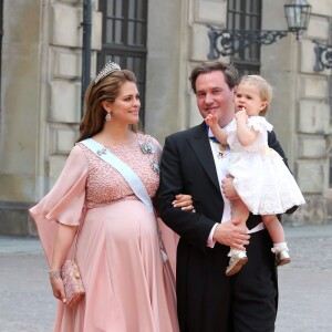 La princesse Madeleine de Suède, son mari Christopher O'Neill et leur fille la princesse Leonore au mariage du prince Carl Philip de Suède et Sofia Hellqvist à la chapelle du palais royal à Stockholm le 13 juin 2015