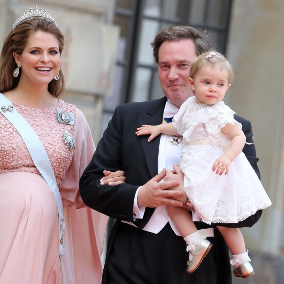 La princesse Madeleine de Suède, son mari Christopher O'Neill et leur fille la princesse Leonore au mariage du prince Carl Philip de Suède et Sofia Hellqvist à la chapelle du palais royal à Stockholm le 13 juin 2015