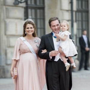 La princesse Madeleine de Suède, son mari Christopher O'Neill et leur fille la princesse Leonore au mariage du prince Carl Philip de Suède et Sofia Hellqvist à la chapelle du palais royal à Stockholm le 13 juin 2015