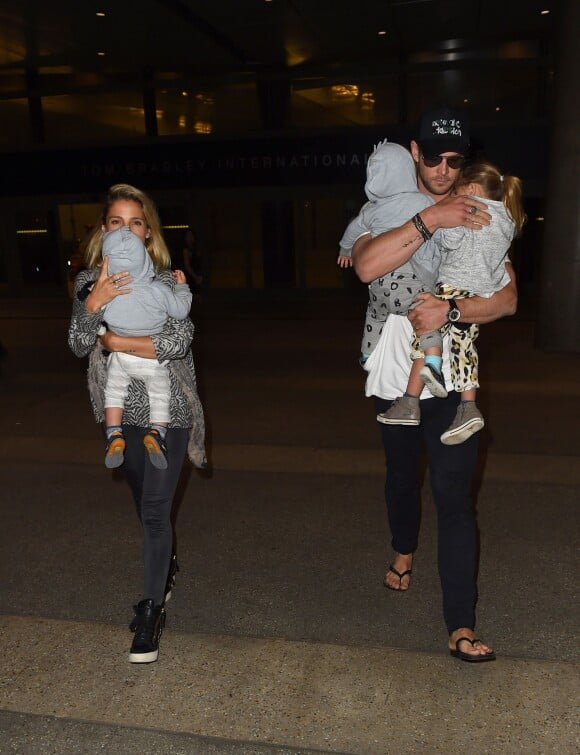 Chris Hemsworth et sa femme Elsa Pataky avec leurs enfants India, Sasha et Tristan arrivant de Londres à Los Angeles le 26 juillet 2015