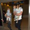 Chris Hemsworth et sa femme Elsa Pataky avec leurs enfants India, Sasha et Tristan arrivant de Londres à Los Angeles le 26 juillet 2015