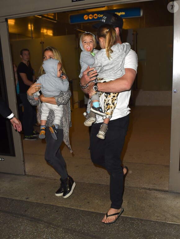 Chris Hemsworth et sa femme Elsa Pataky avec leurs enfants India, Sasha et Tristan arrivant de Londres à Los Angeles le 26 juillet 2015