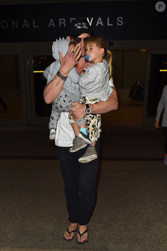 Chris Hemsworth et sa femme Elsa Pataky avec leurs enfants India, Sasha et Tristan arrivant de Londres à Los Angeles le 26 juillet 2015