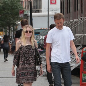 Dakota Fanning et son compagnon Jamie Strachan se promènent dans le quartier de Soho à New York le 27 juillet 2015.