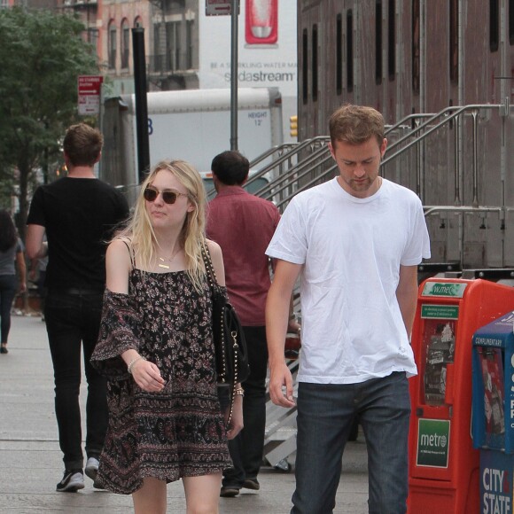 Dakota Fanning et son compagnon Jamie Strachan se promènent dans le quartier de Soho à New York le 27 juillet 2015.