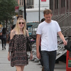 Dakota Fanning et son compagnon Jamie Strachan se promènent dans le quartier de Soho à New York le 27 juillet 2015.