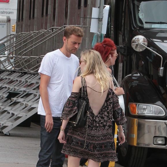 Dakota Fanning et son compagnon Jamie Strachan se promènent dans le quartier de Soho à New York le 27 juillet 2015.