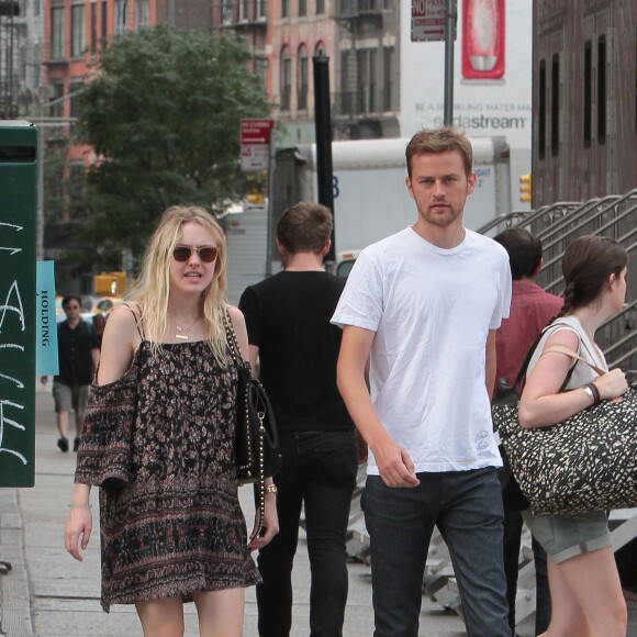 Dakota Fanning et son compagnon Jamie Strachan se promènent dans le quartier de Soho à New York le 27 juillet 2015.