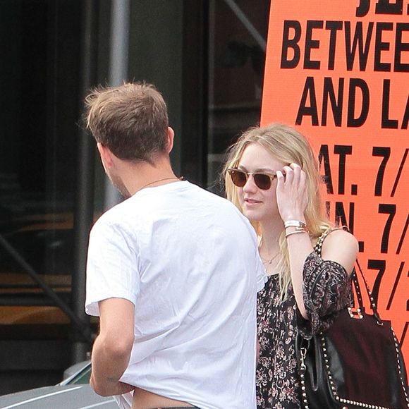 Dakota Fanning et son compagnon Jamie Strachan se promènent dans le quartier de Soho à New York le 27 juillet 2015.