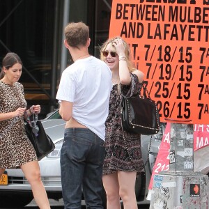 Dakota Fanning et son compagnon Jamie Strachan se promènent dans le quartier de Soho à New York le 27 juillet 2015.