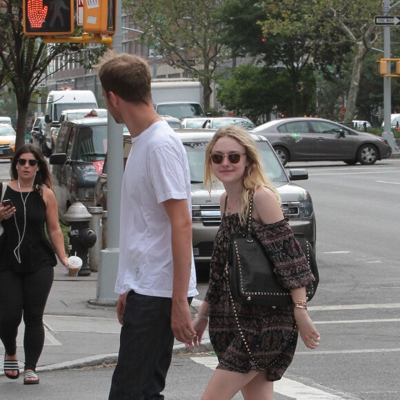 Dakota Fanning et son compagnon Jamie Strachan se promènent dans le quartier de Soho à New York le 27 juillet 2015.