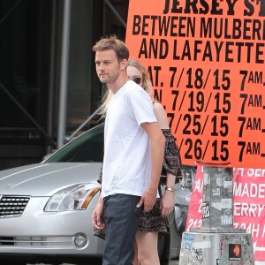 Dakota Fanning et son compagnon Jamie Strachan se promènent dans le quartier de Soho à New York le 27 juillet 2015.