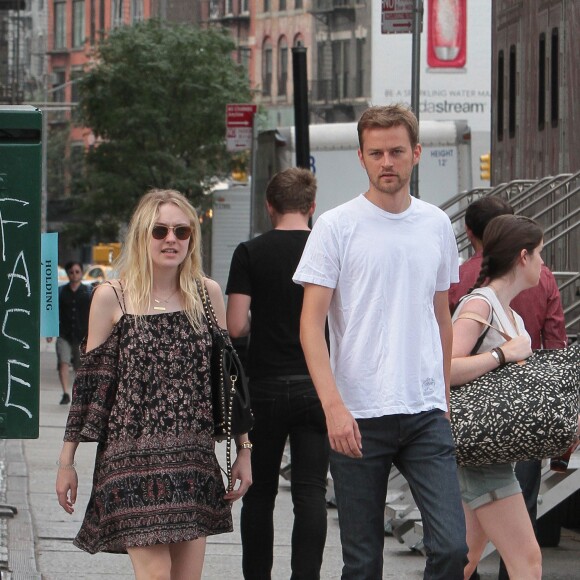 Dakota Fanning et son compagnon Jamie Strachan se promènent dans le quartier de Soho à New York le 27 juillet 2015.