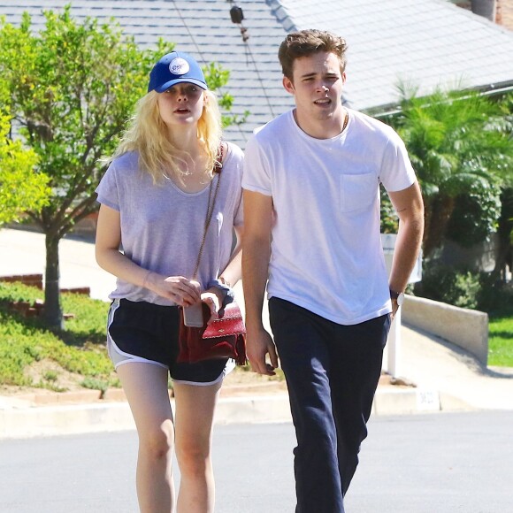 Elle Fanning avec son compagnon Zalman Band dans les rues de Studio City le 26 juillet 2015.