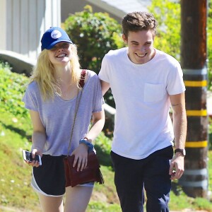 Elle Fanning partage rire et moments de tendresse avec son compagnon Zalman Band dans les rues de Studio City le 26 juillet 2015.