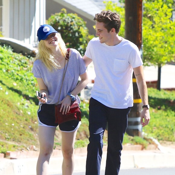 Elle Fanning partage rire et moments de tendresse avec son compagnon Zalman Band dans les rues de Studio City le 26 juillet 2015.