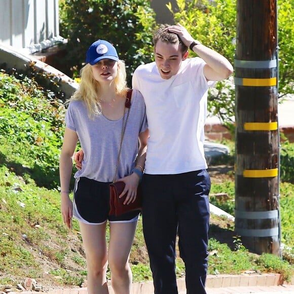 Elle Fanning partage rire et moments de tendresse avec son compagnon Zalman Band dans les rues de Studio City le 26 juillet 2015.