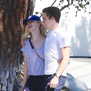 Elle Fanning partage rire et moments de tendresse avec son compagnon Zalman Band dans les rues de Studio City le 26 juillet 2015.