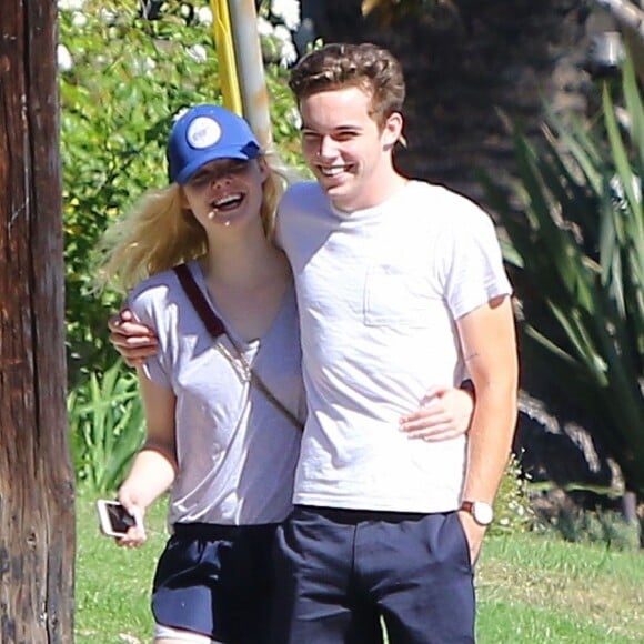 Elle Fanning partage rire et moments de tendresse avec son compagnon Zalman Band dans les rues de Studio City le 26 juillet 2015.