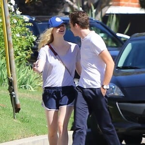 Elle Fanning partage rire et moments de tendresse avec son compagnon Zalman Band dans les rues de Studio City le 26 juillet 2015.