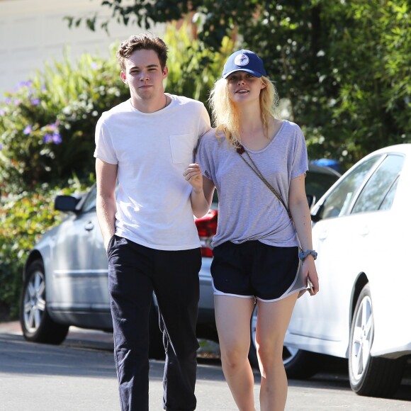 Elle Fanning partage rire et moments de tendresse avec son compagnon Zalman Band dans les rues de Studio City le 26 juillet 2015.