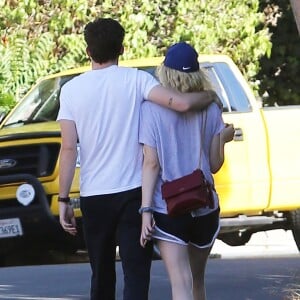 Elle Fanning partage rire et moments de tendresse avec son compagnon Zalman Band dans les rues de Studio City le 26 juillet 2015.