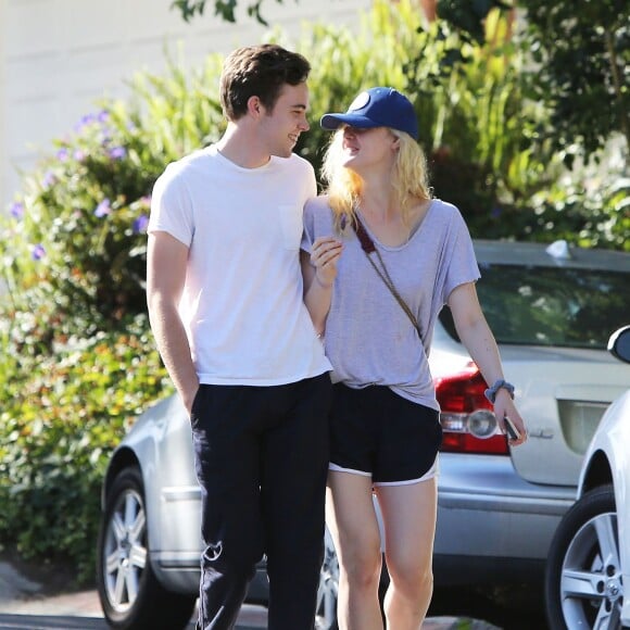 Elle Fanning partage rire et moments de tendresse avec son compagnon Zalman Band dans les rues de Studio City le 26 juillet 2015.