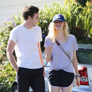 Elle Fanning partage rire et moments de tendresse avec son compagnon Zalman Band dans les rues de Studio City le 26 juillet 2015.